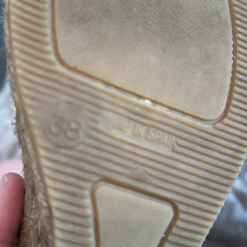 Elegant Gold Wedge Sandals - Picture 4 of 4